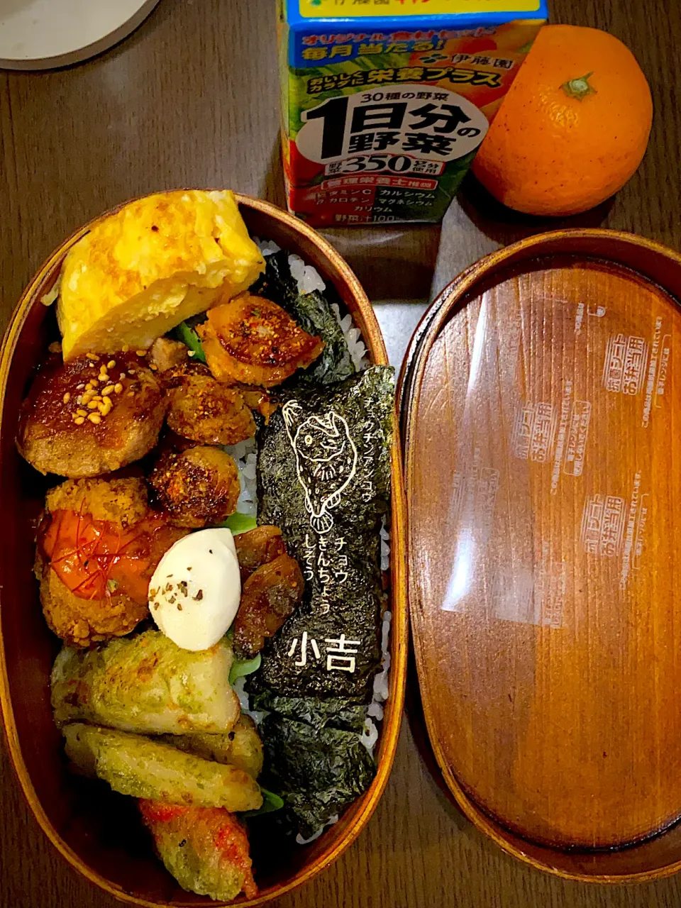 お弁当🍱　海苔弁　鰹ふりかけ　焼き海苔　干し海老の出し巻き卵　帆立ロースト　七味唐辛子　豚ヒレ焼き肉　白胡麻　ガーリックフルーツソース　フライドチキン　オーロラ辛ソース　カニかまと竹輪の磯辺揚げ　モッツァレラチーズ　オリーブオイル　ハーブソルト　浅利の佃煮　みかん　野菜ジュース　麦茶|ch＊K*∀o(^^*)♪さん