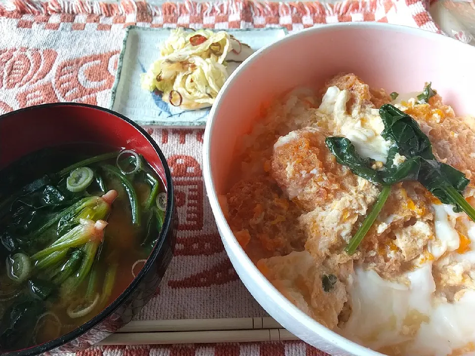 ほうれん草の味噌汁、白菜の浅漬に串カツの卵とじ丼|みちっちさん