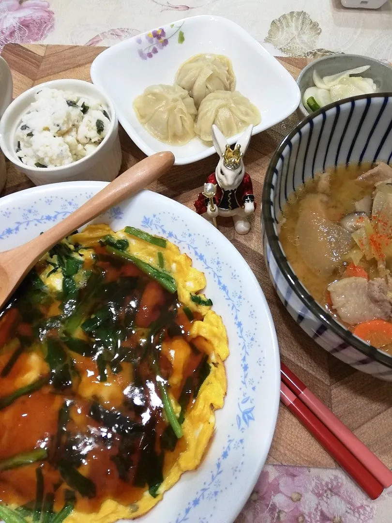 12/11
キャベツ入り🐷汁と餡かけニラ卵と市販の包子と作りおきで晩ごはん😋|たえさん