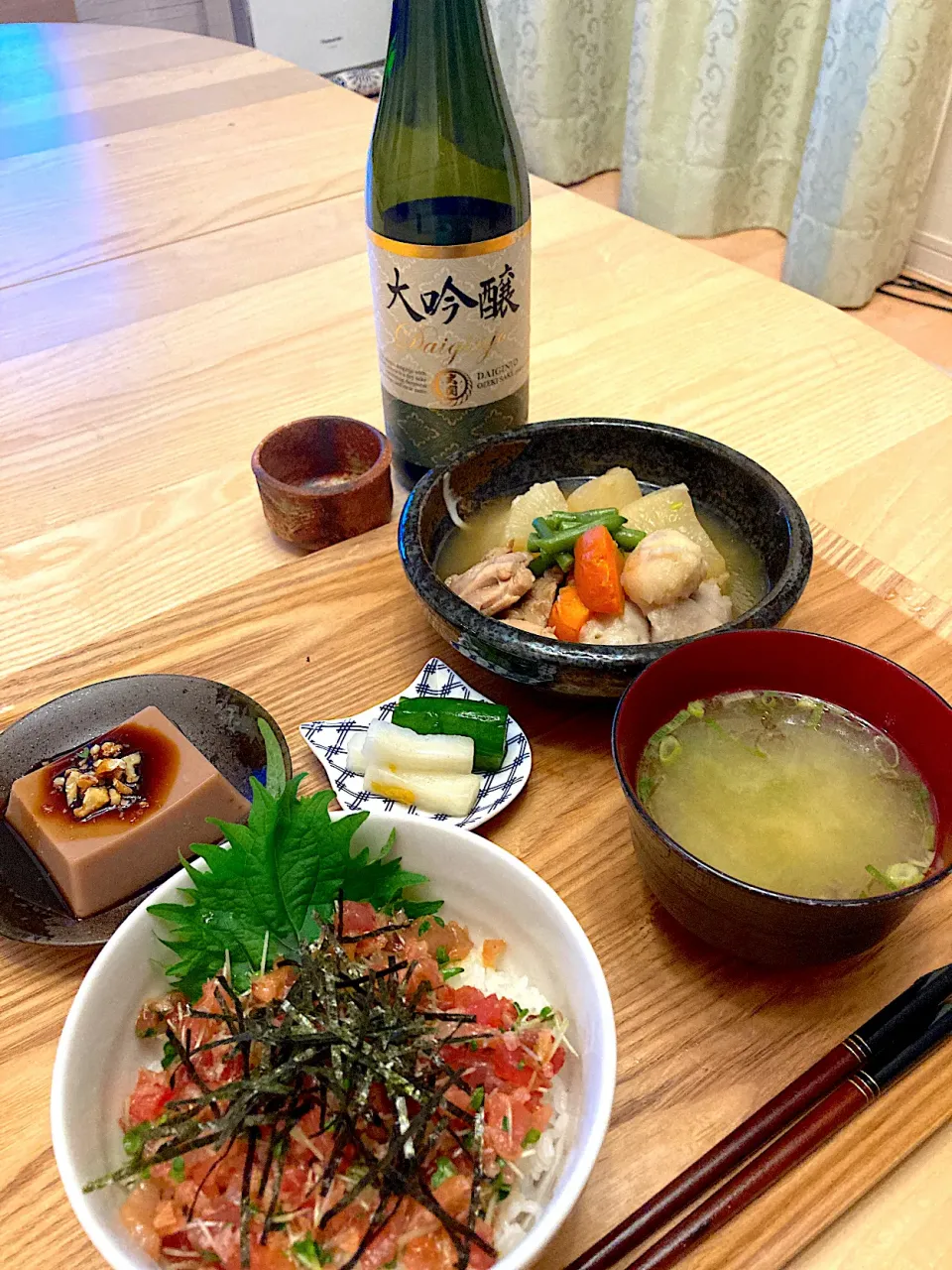 Snapdishの料理写真:今日の夕食　ネギトロ丼　冬野菜の煮物　胡桃豆腐　あおさのお味噌汁　ゆず大根ときゅうりの浅漬け|ふわ猫はなちゃんさん