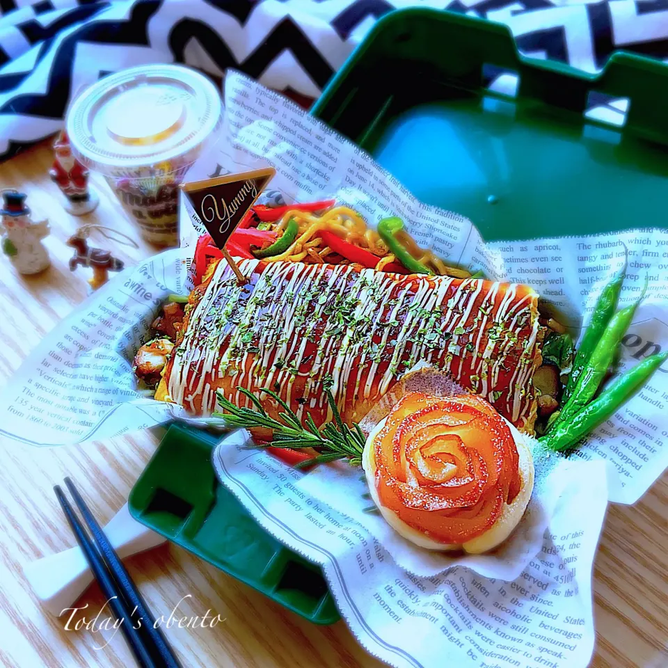 とろけるチーズとタコ入りとん平焼き🐙焼きそば〜コールスロー🥗アップルローズパイ🍎🌹弁当🍱|Naoさん