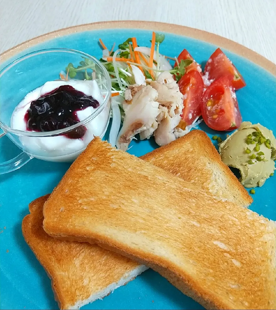 Snapdishの料理写真:☆今日の朝パン☆　トーストとサラダ|hamamaさん