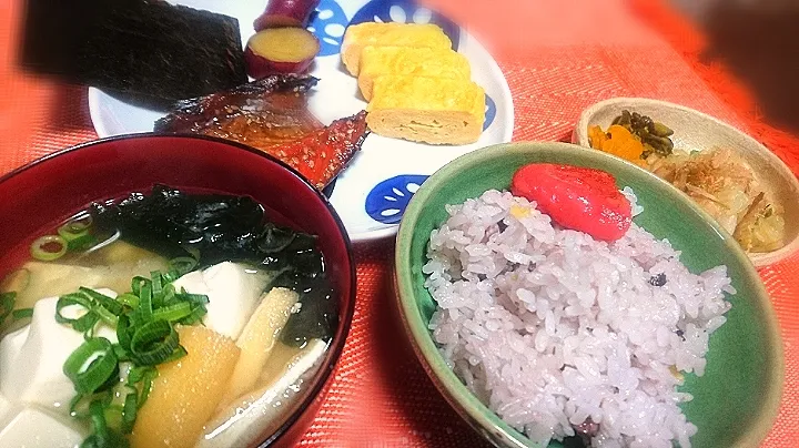 休日の朝食🌄

  豆腐とワカメの味噌汁|びせんさん