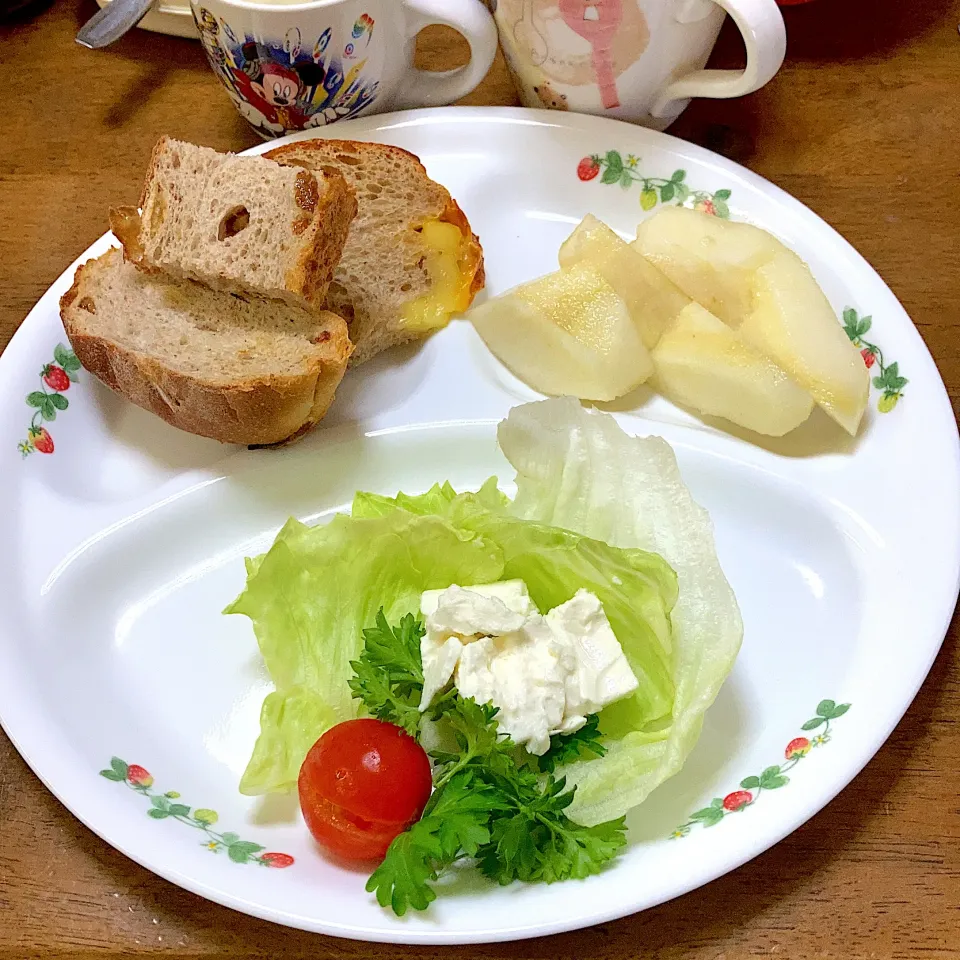 パンとサラダ🥗と洋梨|みんみんさん