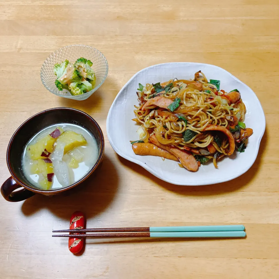 焼きそばとさつまいもの味噌スープ🍠|ちゃみこさん