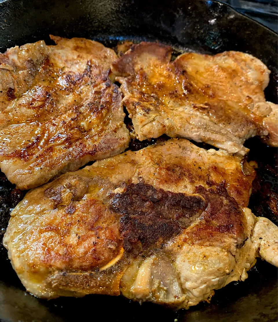 Pork Chops cooked in iron skillet|Alma's Home Kitchenさん