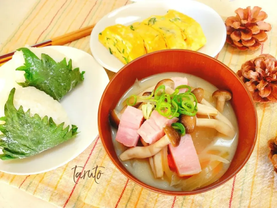 ひろさんの料理“しその塩漬けおにぎり”🍙
しめじベーコン入りお味噌汁朝ごはん😋🍴☀️|taruto⭐️さん