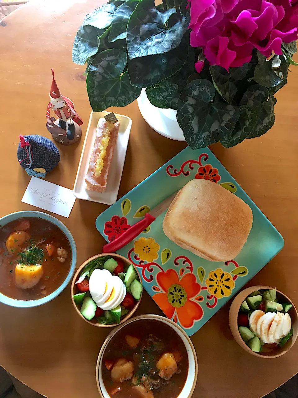 ビーフシチュー、焼きたてフランスパン風🍞、グリーンサラダ、ウィークエンドシトロン🍋|さくたえさん