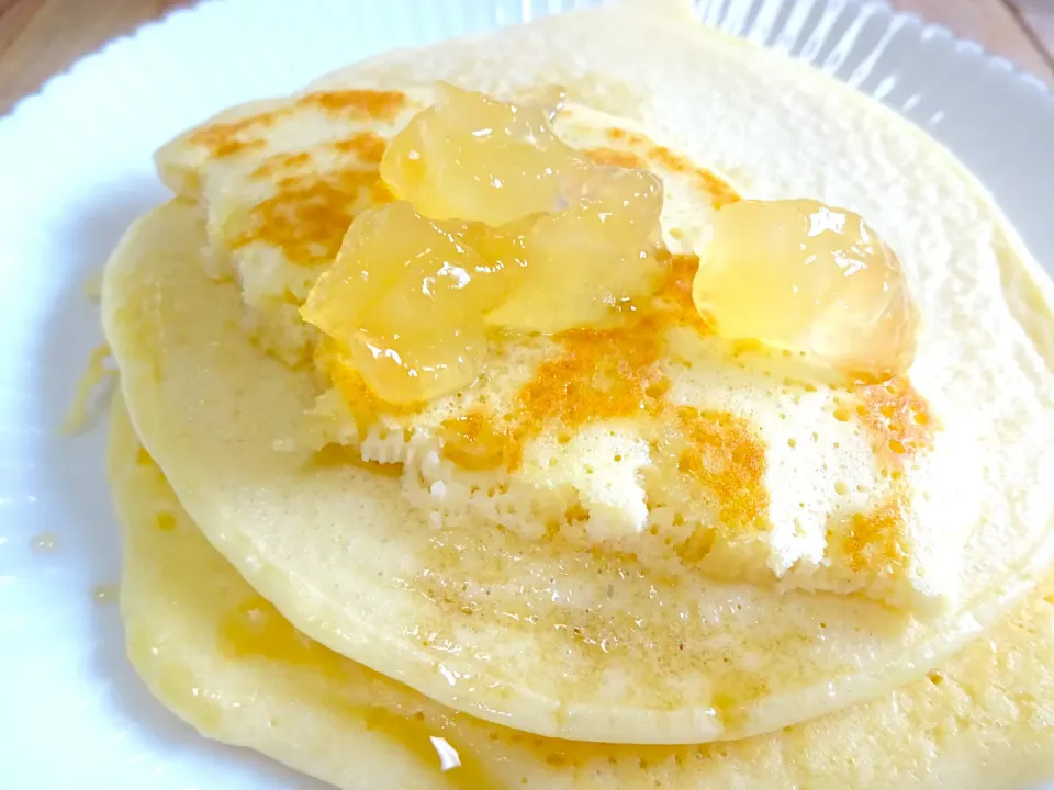 米粉100％のパンケーキ🥞メープルシロップとりんご🍎ジャム⭐️✨✨✨焼きたてはふんわり、冷めると米粉特有のもっちり😆|みずはらさん