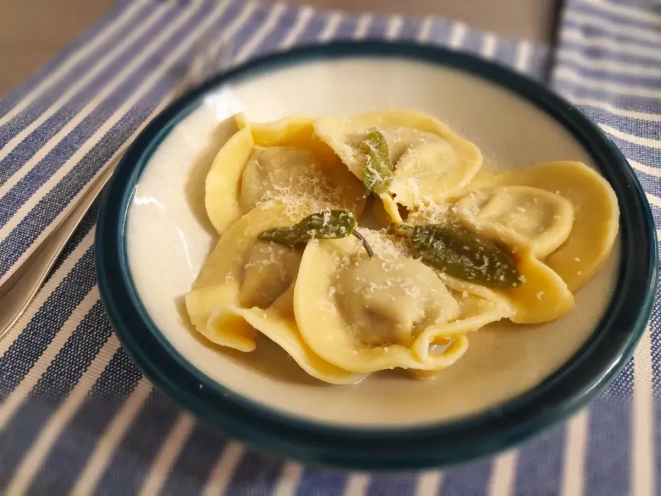 Meat, pork and cheese stuffed tortelli with butter and sage ( パスタ ～と共に バター )|Ery_05さん