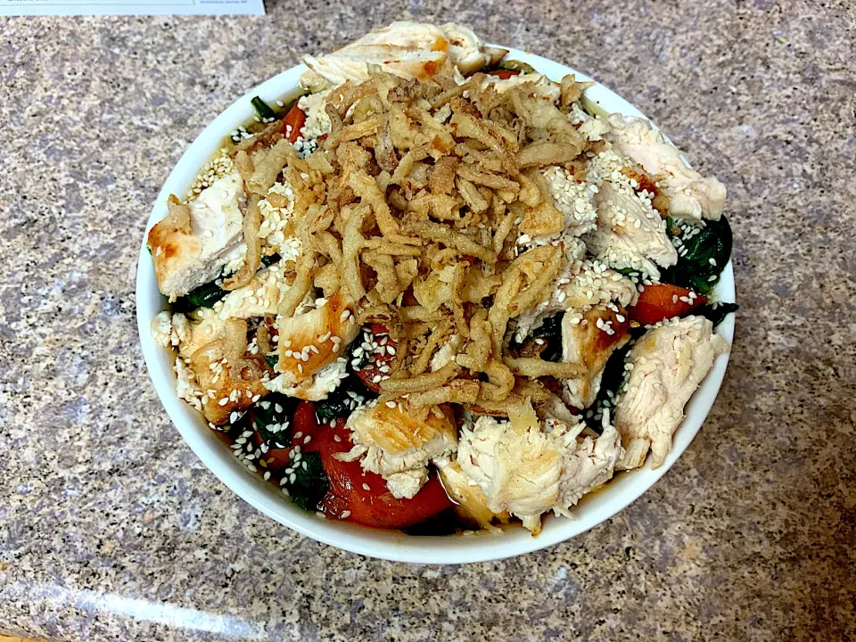 My chicken Ramen with Shoyu Broth topped with sesame seeds, crispy onions, spinach, garlic chili sauce and carrots. Yummy!|Jen Marさん