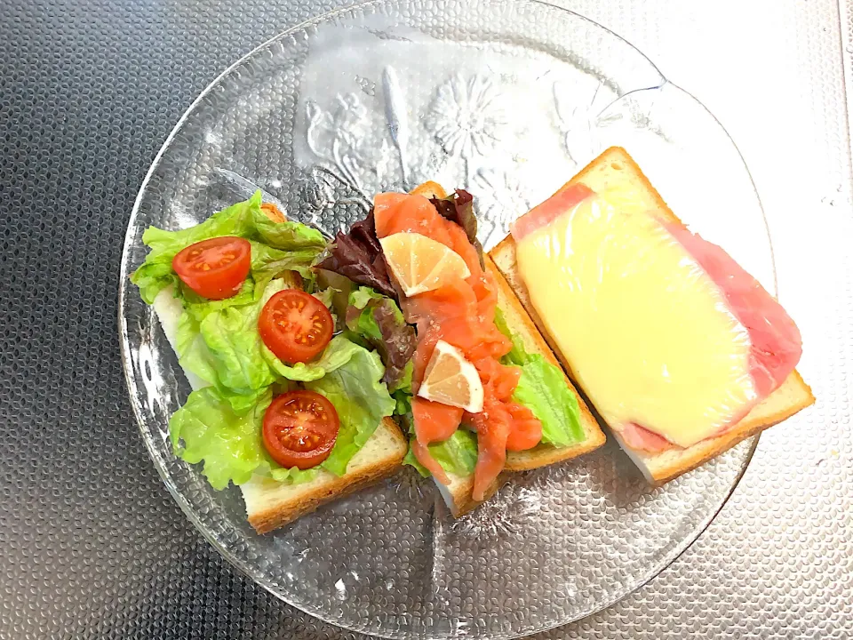 Snapdishの料理写真:トマト、スモークサーモンのオープンサンド🍅ロースハムのチーズトースト🧀今日の昼食20201212|rococoさん