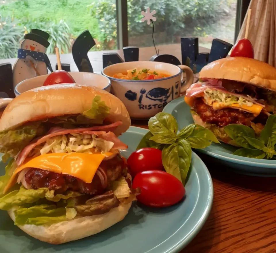 Snapdishの料理写真:ベーコンレタスチーズバーガー🍔|fumfumさん