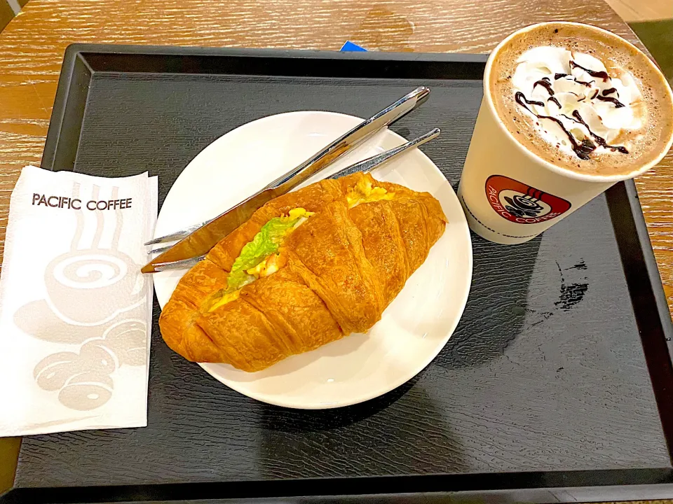 Smoked salmon and egg croissant, hot chocolate|skyblueさん