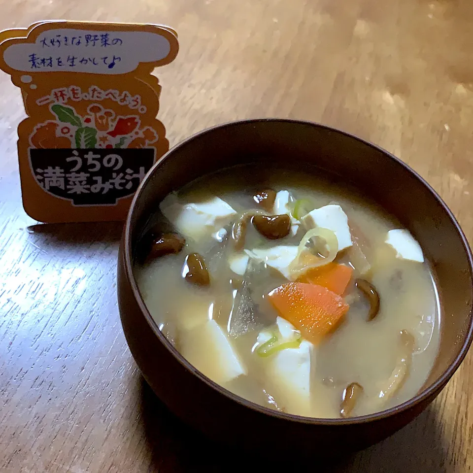 大きななめこと豆腐とその他諸々の味噌汁|matchさん