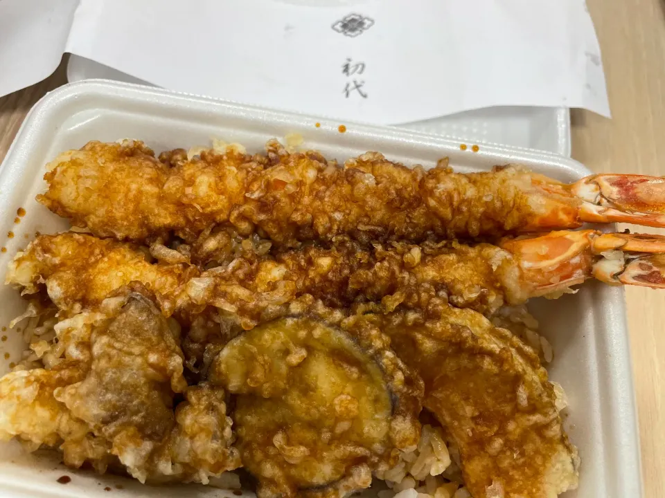 テイクアウトランチはお久しぶりの海老天丼＠初代　恵比寿。しっかりの海老天が2本で大満足。美味しくいただきました。|sniper66さん