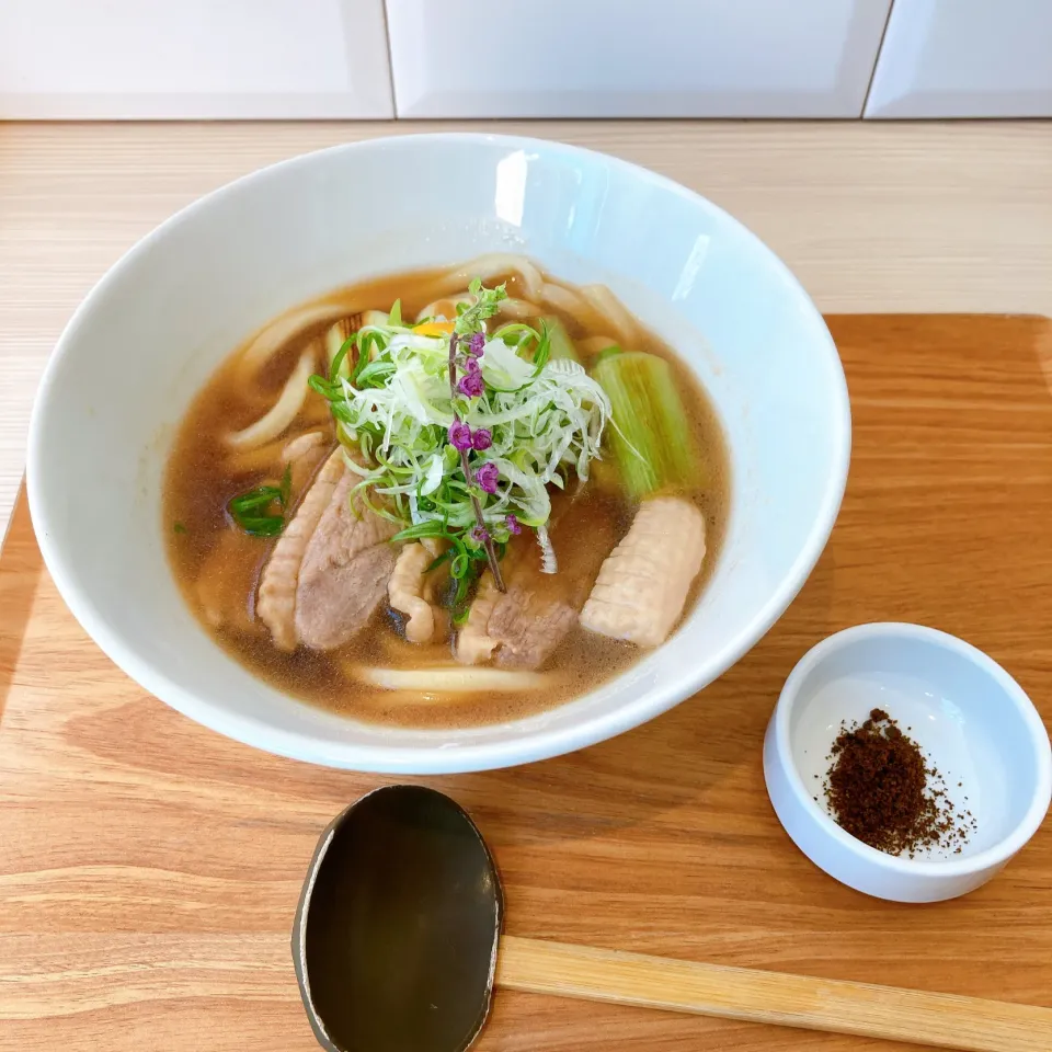 　合鴨ロースと白ネギの鴨南蛮うどん　　　黒七味添え🥢|ちゃみこさん