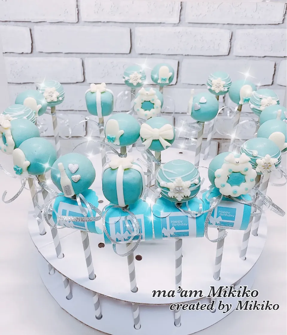 Snapdishの料理写真:Tiffany Blue cake pops|マダァムMikikoさん