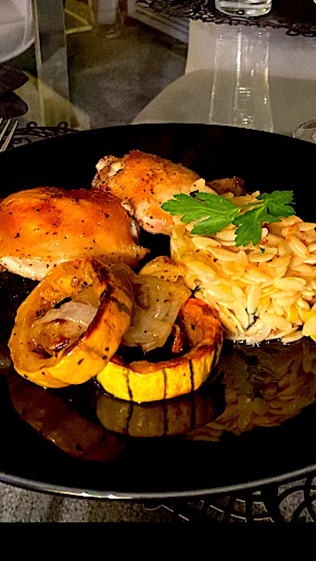 Roasted Chicken Thighs with Delicata Squash, Apples and Onions|Christine pavelkaさん