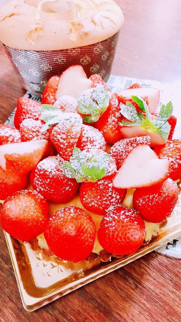 Snapdishの料理写真:苺タルト🍓&シフォンケーキ|まりんさん