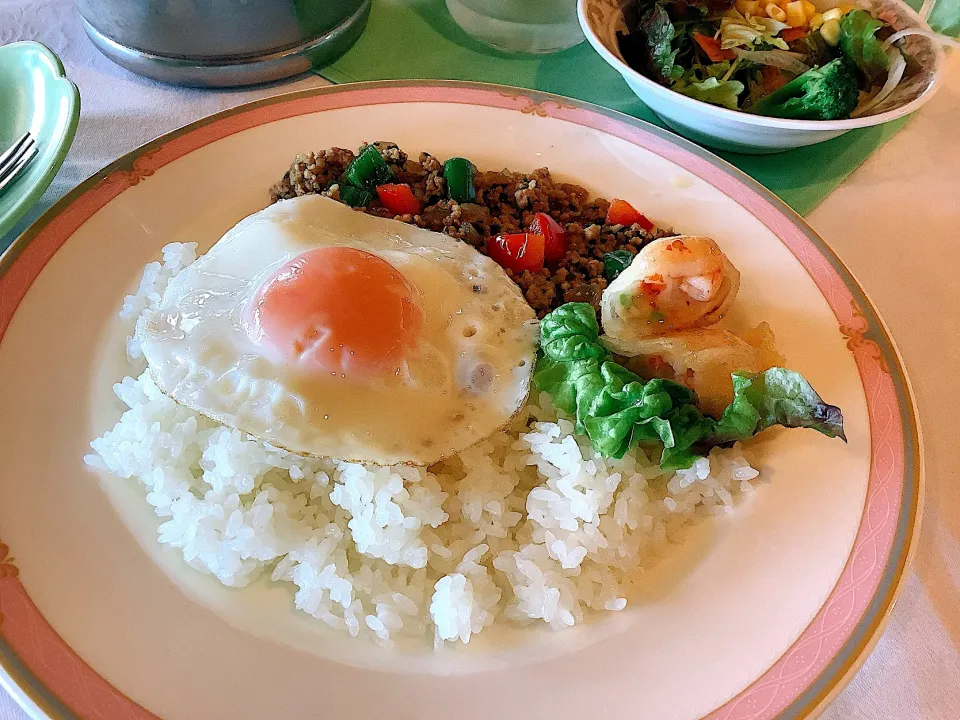 Snapdishの料理写真:ゴルフ場飯⛳️😋ガパオライス🇹🇭|アライさんさん