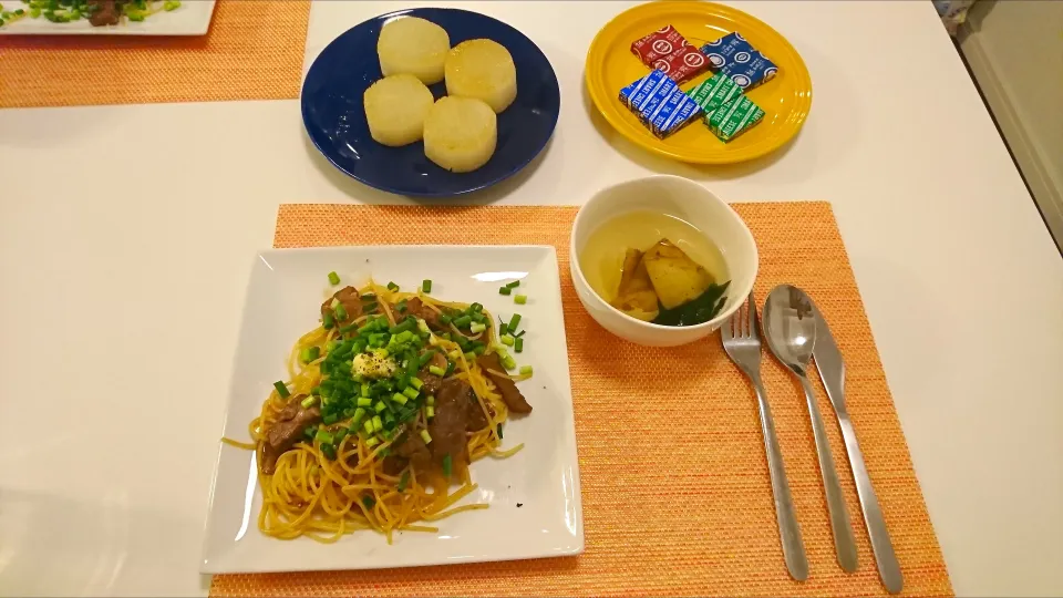 今日の夕食 牛肉のだし醤油パスタ、大根ステーキ、じゃがいもとわかめのスープ|pinknari🐰🌈さん