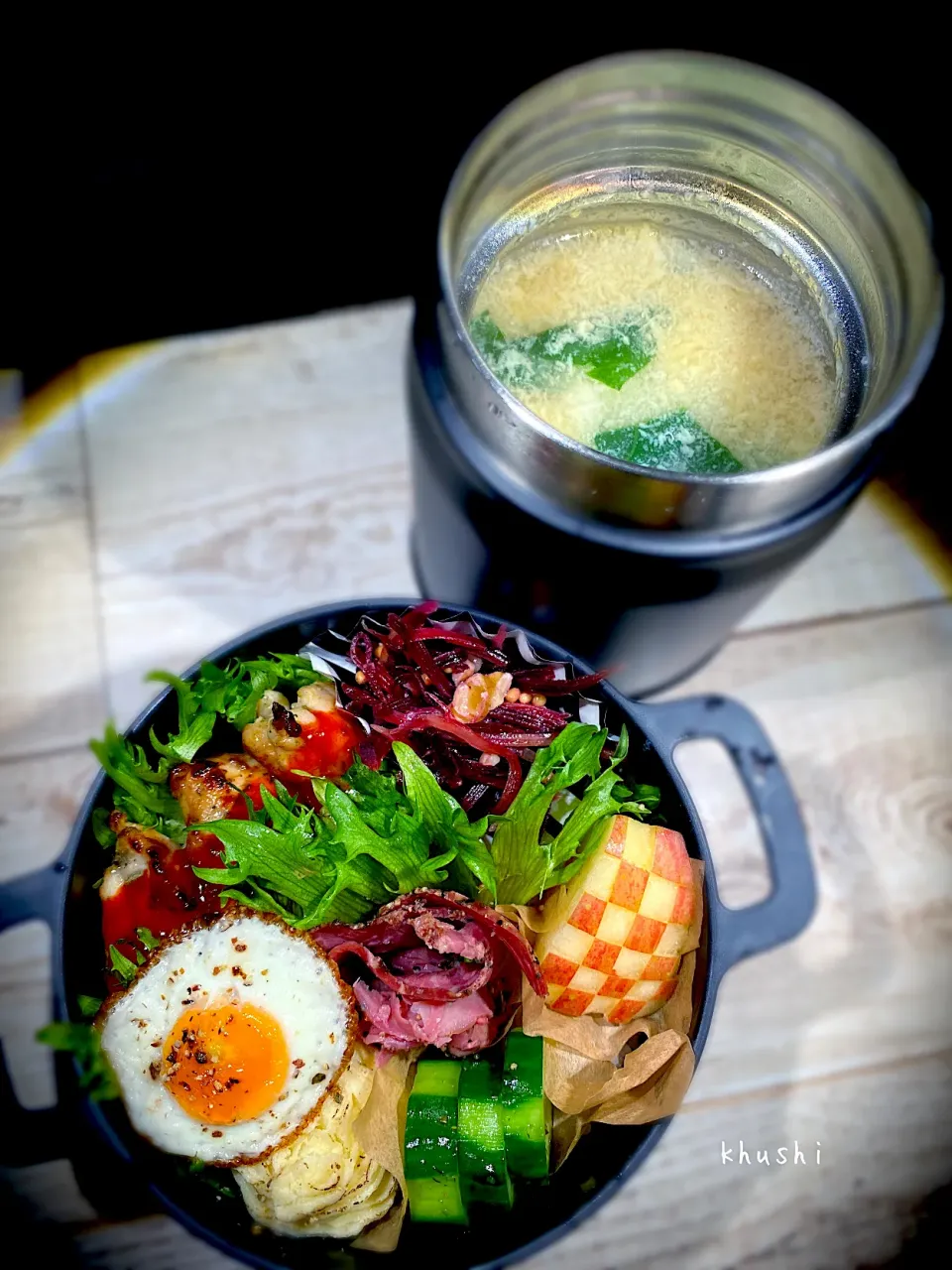 Snapdishの料理写真:フワフワ卵🥚と小松菜🥬の中華スープな小僧弁当🍱〜ササミの香草焼き・ブラックキャロットラペ・マッシュポテト・パストラミビーフ・目玉焼き🍳・ブロックチェックりんご🍎〜少しずつ色々…でも入れ過ぎた感🤣|KOZUEさん