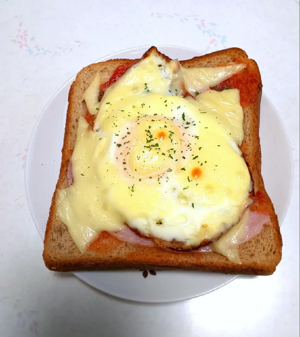 目玉焼きトースト|らすくさん