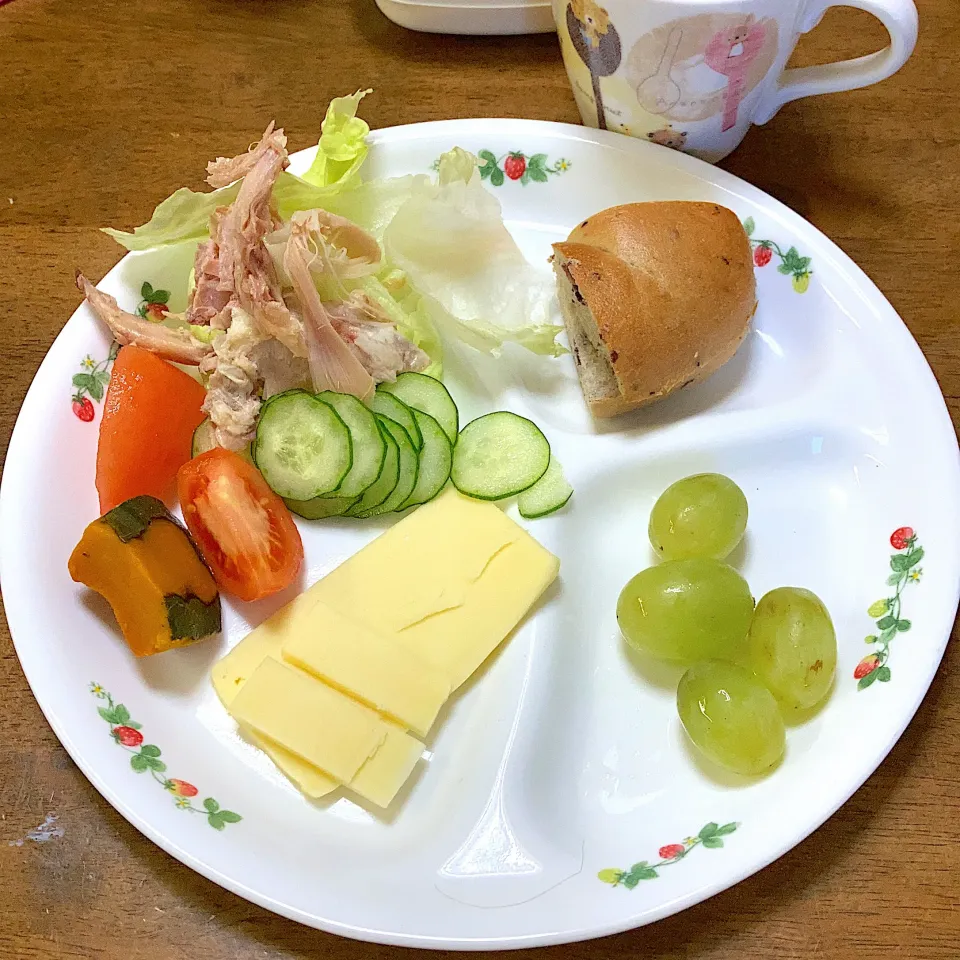 ベーグル🥯サラダ🥗葡萄🍇チーズ🧀|みんみんさん