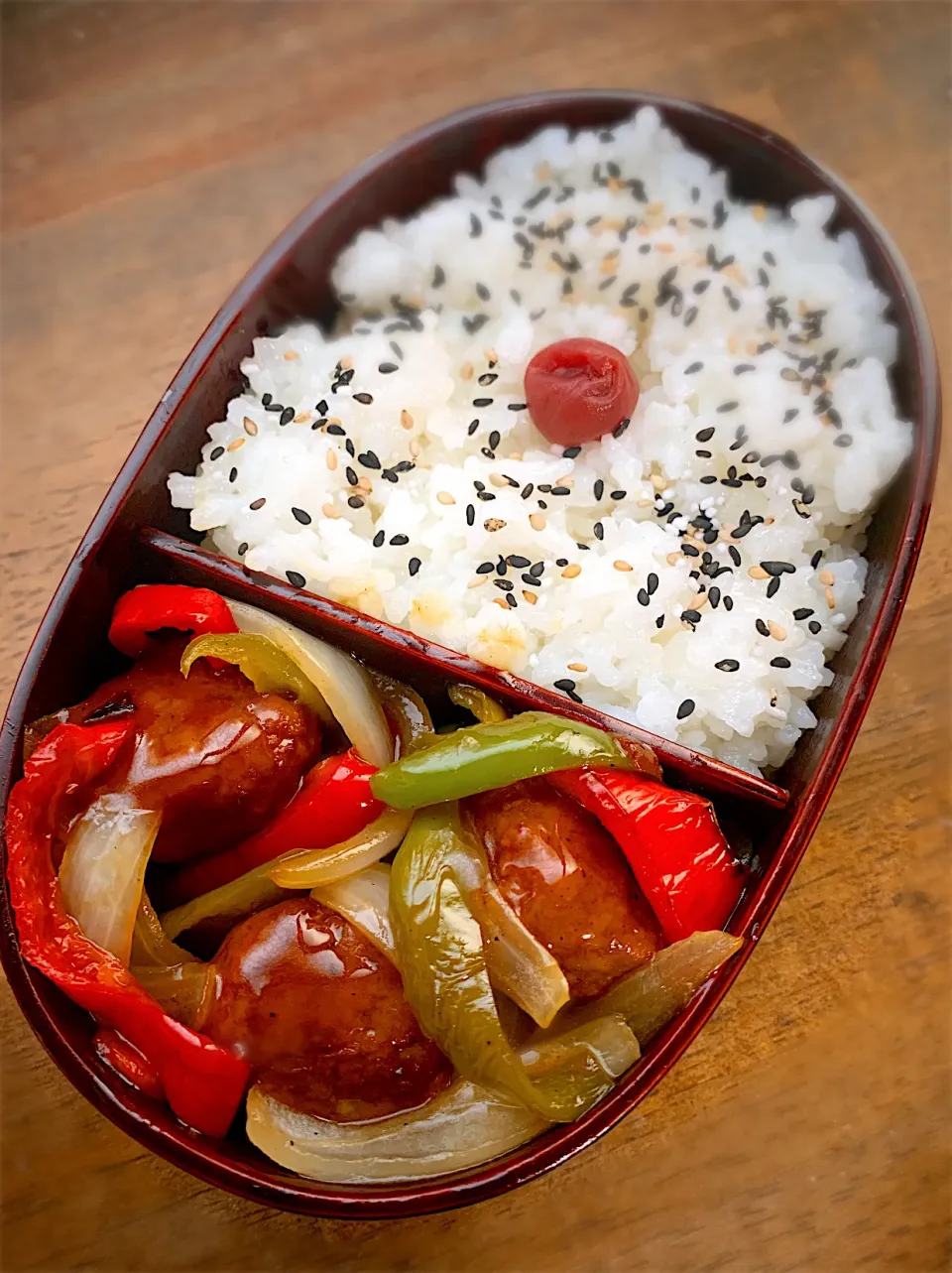 Snapdishの料理写真:今日のお弁当・鳥肉団子の中華炒め|akiさん