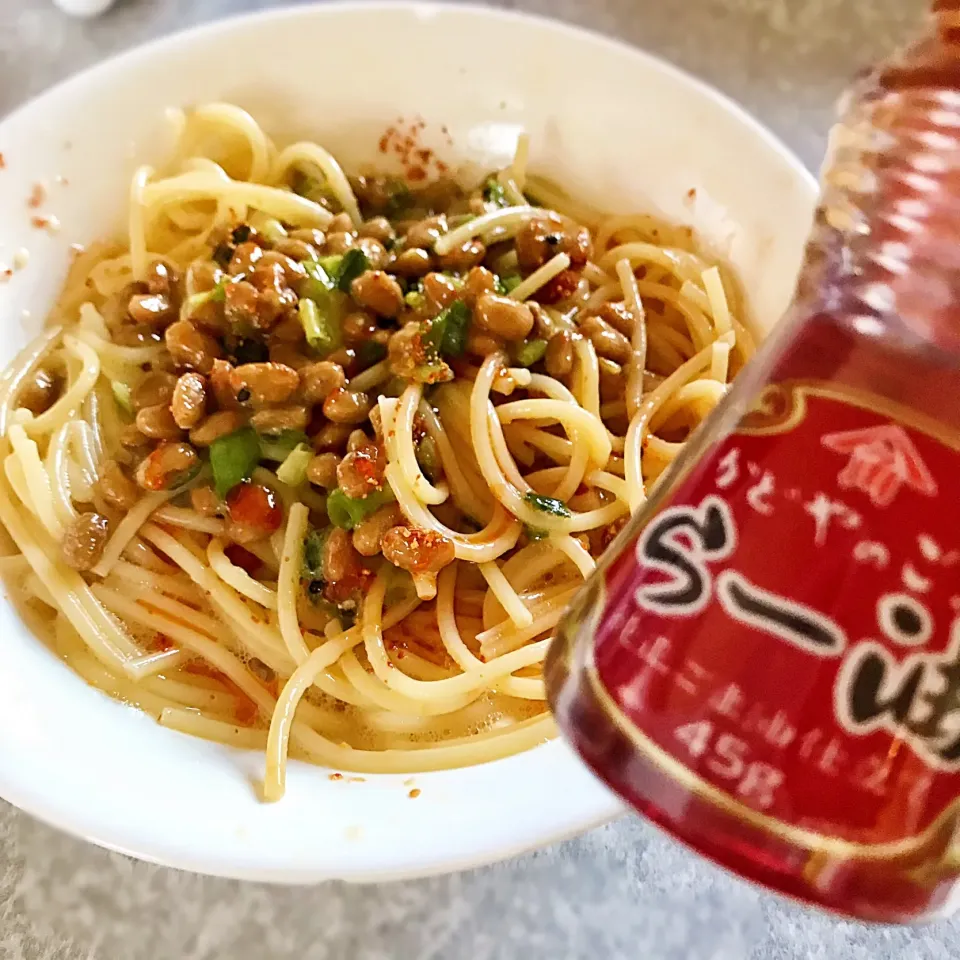 Snapdishの料理写真:やってみて❤ごまラー油かけ納豆卵かけパスタ|綾奈さん