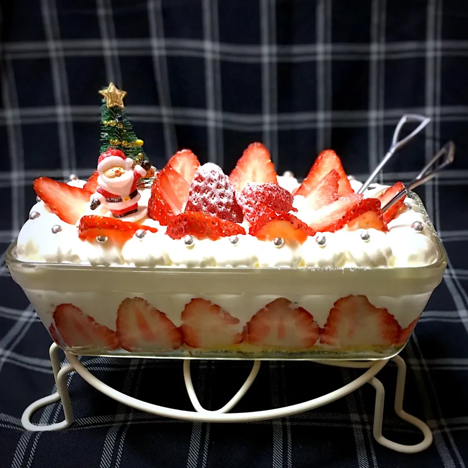 苺いっぱいのクリスマススコップケーキです🍓🎅🎁🎄🎉|sucreroomさん