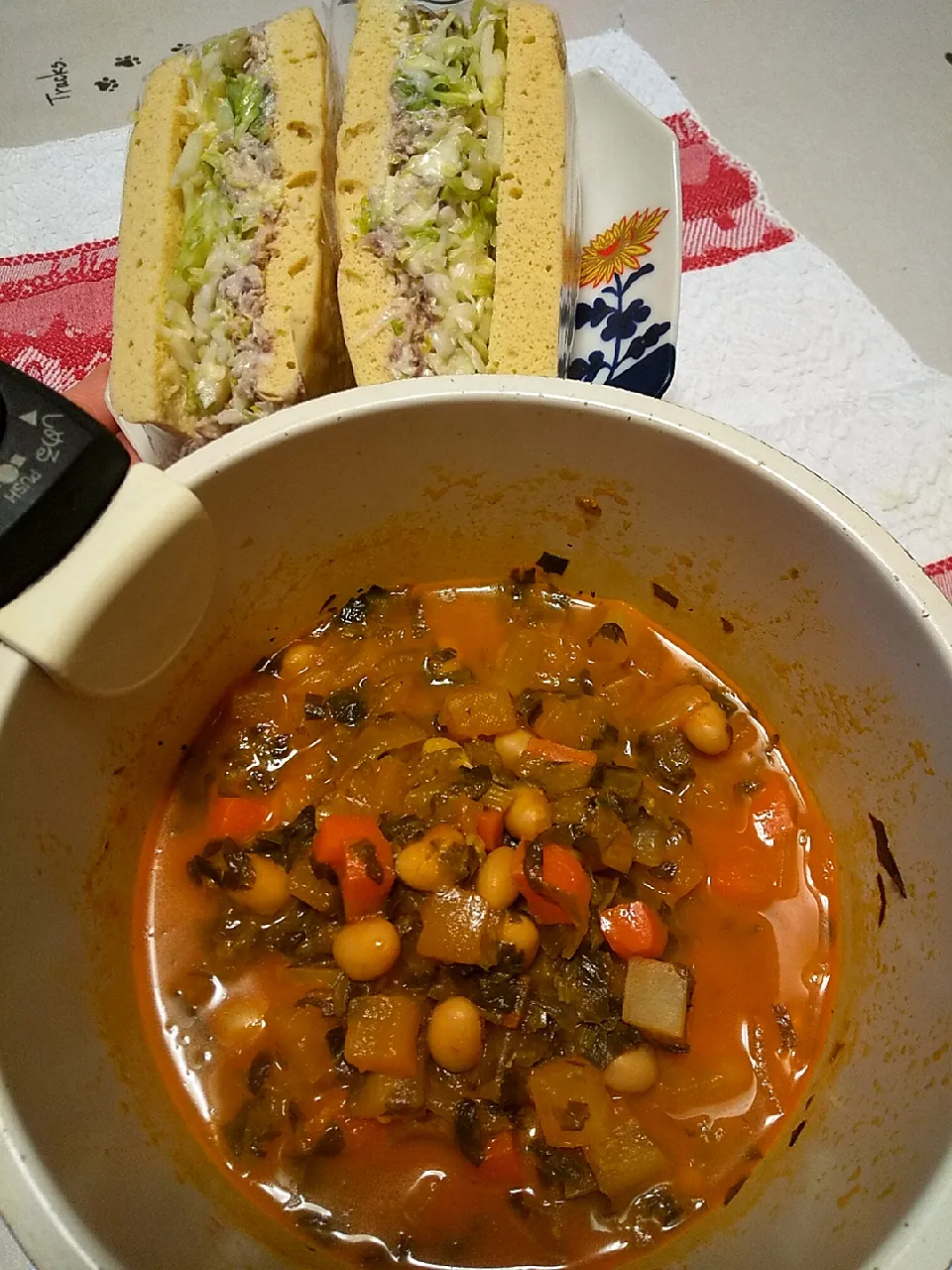 今日のお昼
※ころころ大根の食べるスープ(ミネストローネ)
※おからパウダー蒸しパンでサンドイッチ～サバ缶のリエット風と酢キャベツ|れあMIXさん