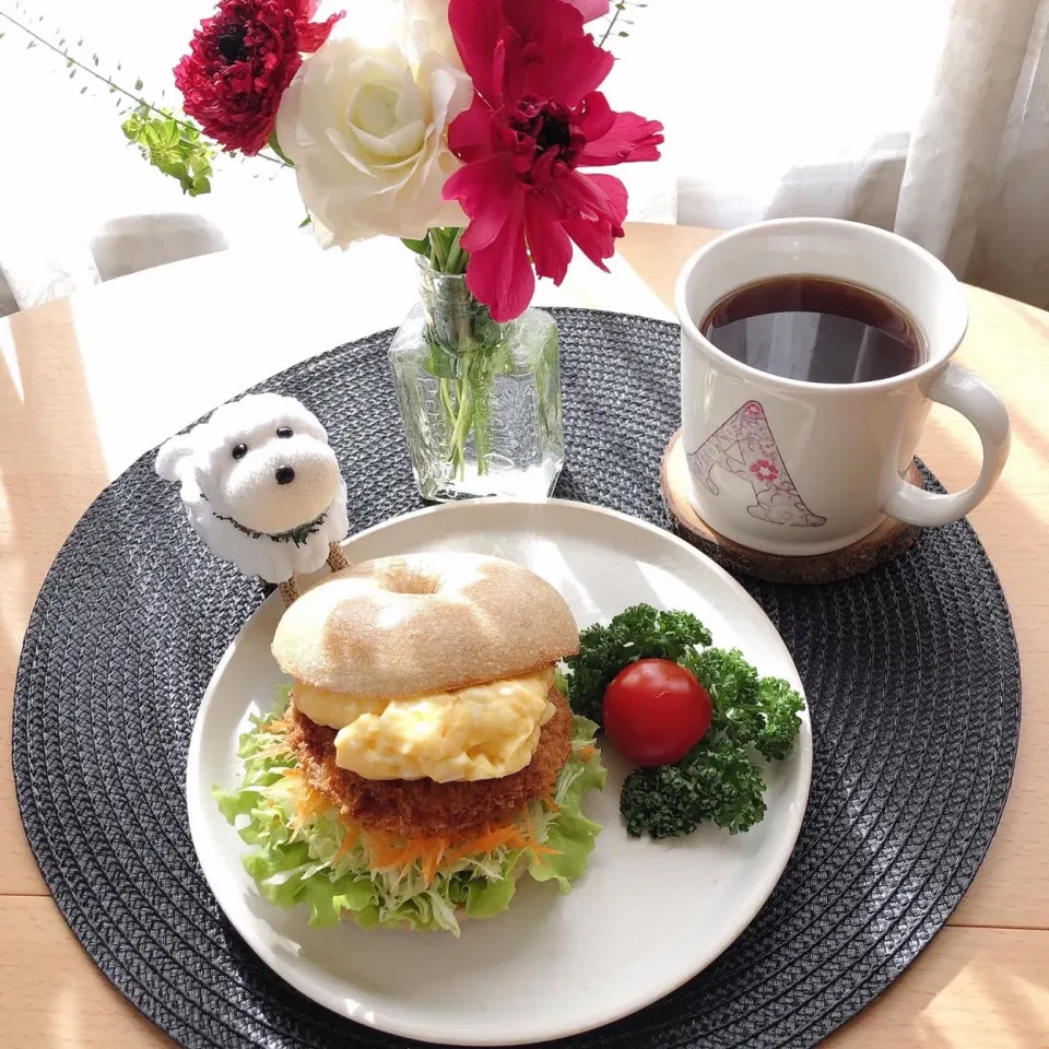 Snapdishの料理写真:12/14❤︎厚切りハムカツが&たまごサラダ玄米ベーグルサンド🥯🌱|Makinsさん