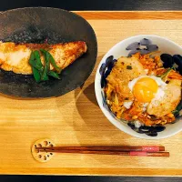 Snapdishの料理写真:キムチ豚丼・ブリのマヨ焼き|ゆっきーさん