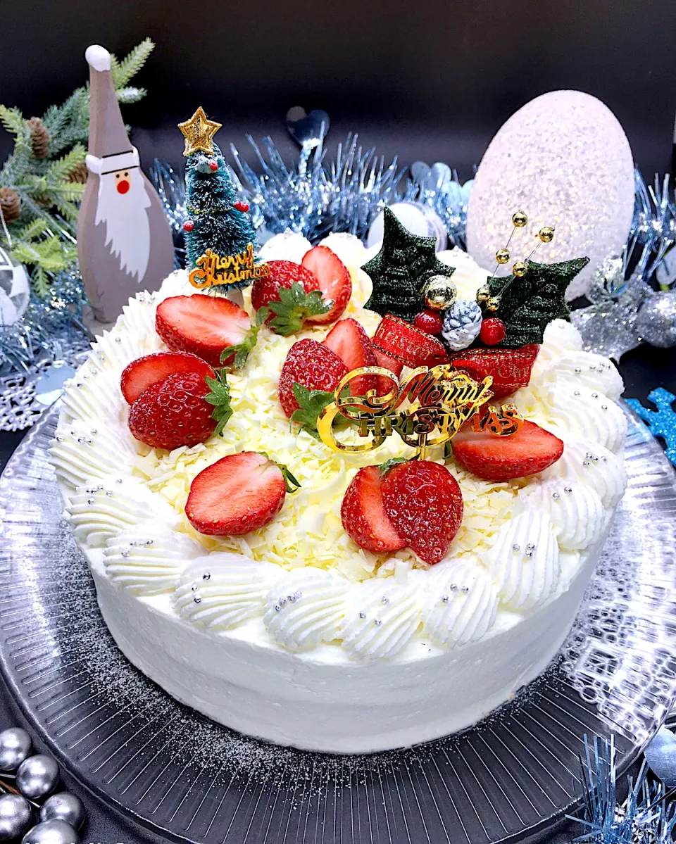 白いケーキでホワイトクリスマス🎄中のスポンジも真っ白にしてみました❄|sucreroomさん