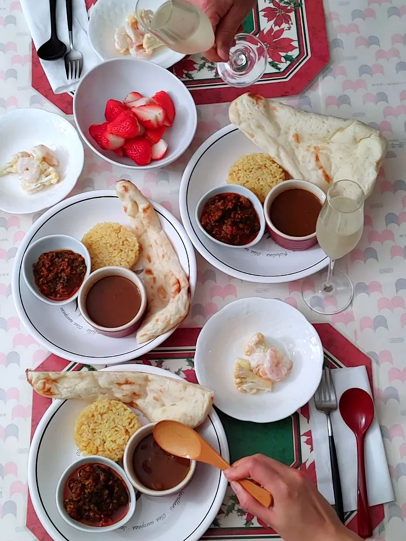 カレー2種
パセリカレーと豆の糀カレー|登志子さん