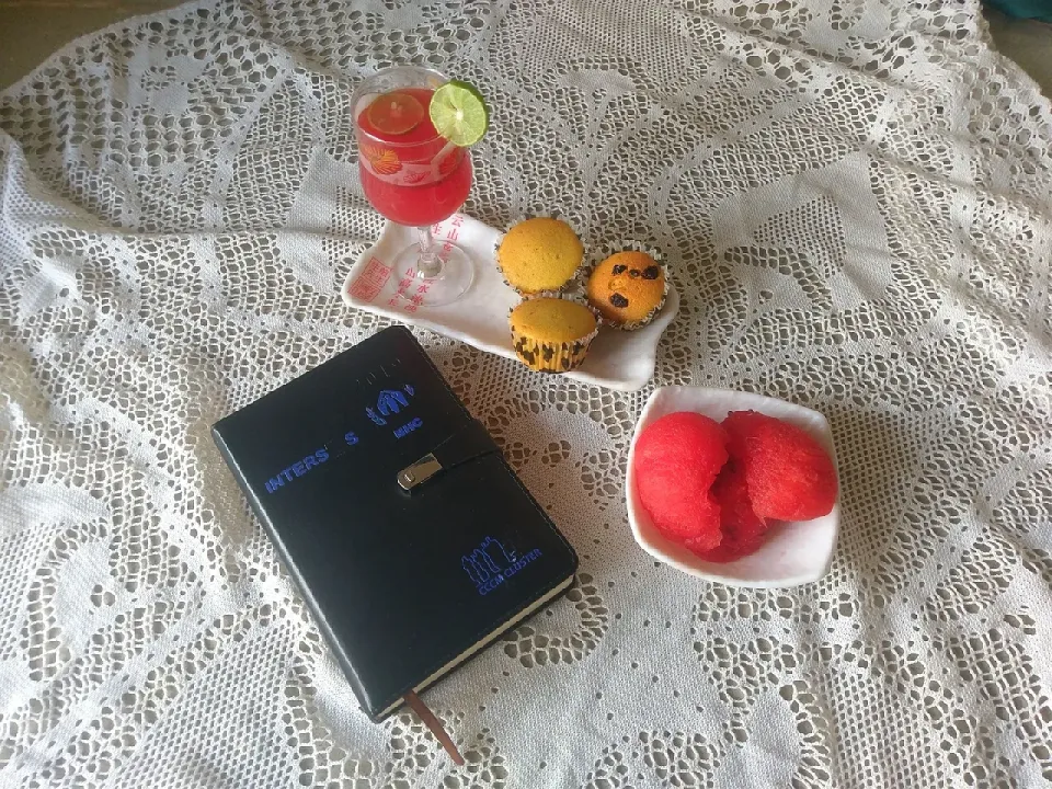 vanilla cupcakes and watermelon juice|Princess Nailiさん