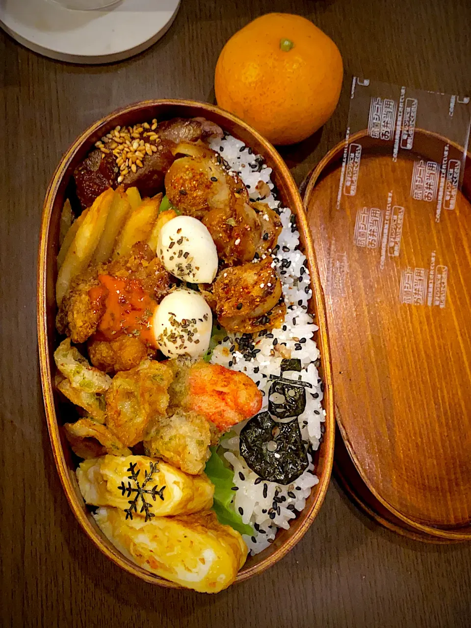 お弁当🍱　海苔弁　焼き海苔　ビーフステーキ　ガーリックソース　白胡麻　フライドポテト　帆立ロースト　七味唐辛子　フライドチキン　オーロラ辛ソース　モッツァレラチーズ　オリーブオイル　ハーブソルト　カニかまと竹輪の磯辺揚げ　干し海老の出し巻き卵　みかん　麦茶|ch＊K*∀o(^^*)♪さん