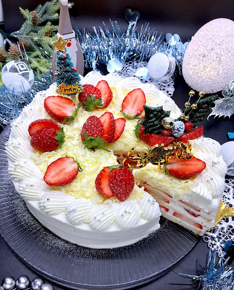 Snapdishの料理写真:白いケーキでホワイトクリスマス🎄中のスポンジも真っ白にしてみました❄切ったバージョンです✨|sucreroomさん