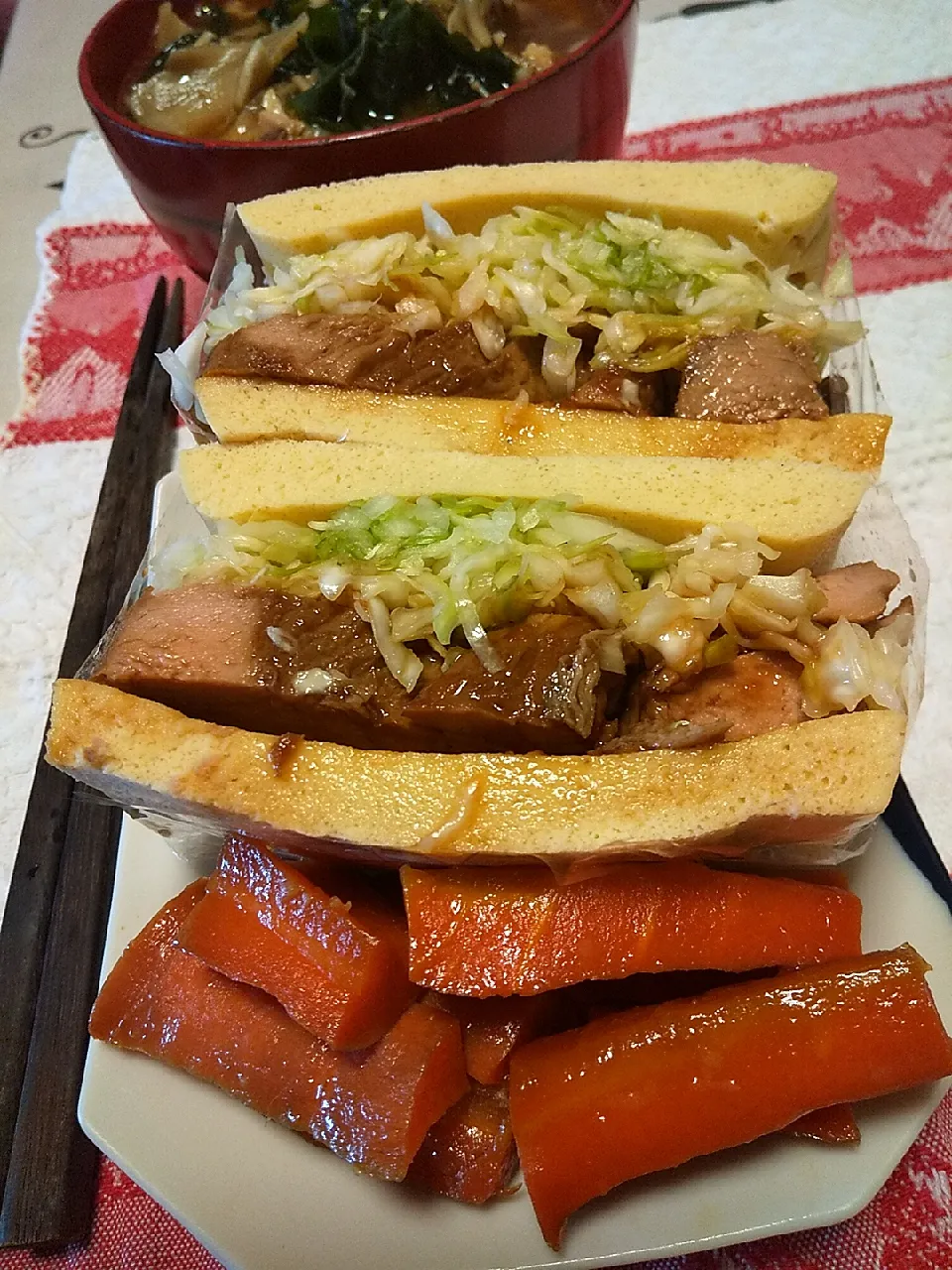 今日のお昼
※おからパウダー蒸しパンでサンドイッチ～ヒレブロック肉の焼豚と酢キャベツ
※焼豚の煮汁で人参
※きのことワカメのお味噌汁|れあMIXさん