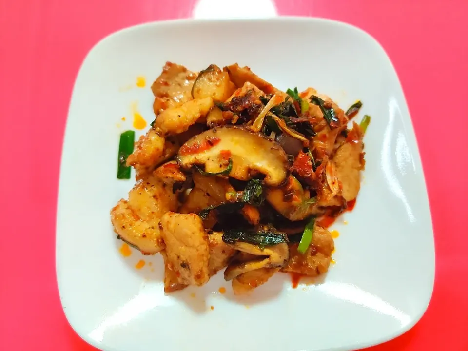 spicy fried pork mushrooms 😋|La Pyaeさん