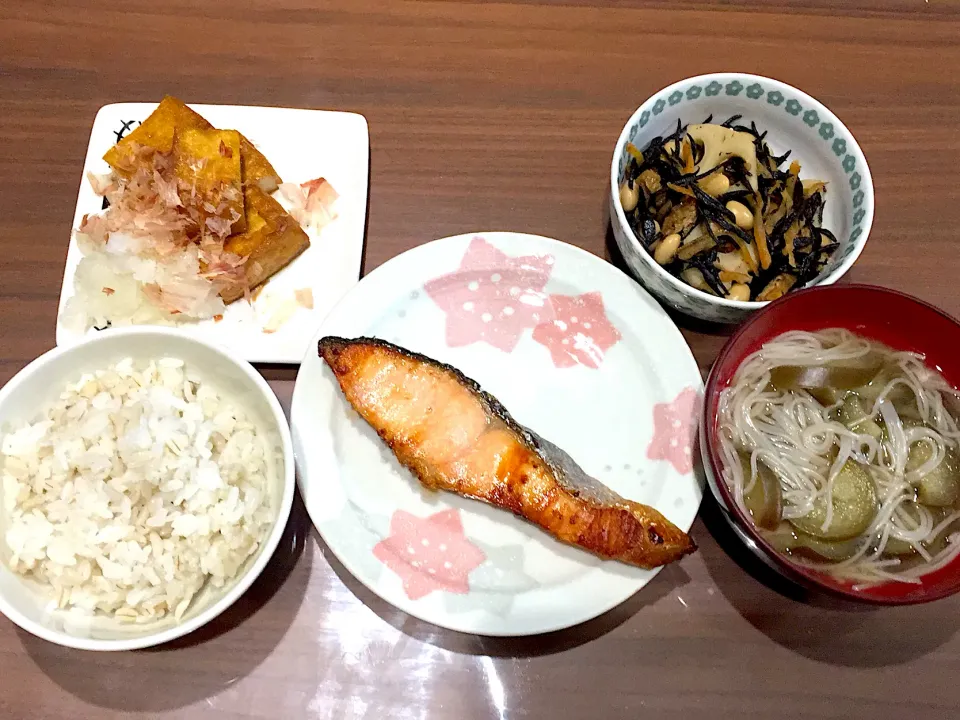 彩り…  塩鮭 なすの煮麺 ひじきの煮物 厚揚げの甘辛焼きおろし添え|おさむん17さん