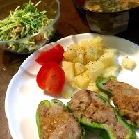 ピーマンの肉詰め、豆苗サラダ、春菊と揚げの味噌汁|ゆうこさん