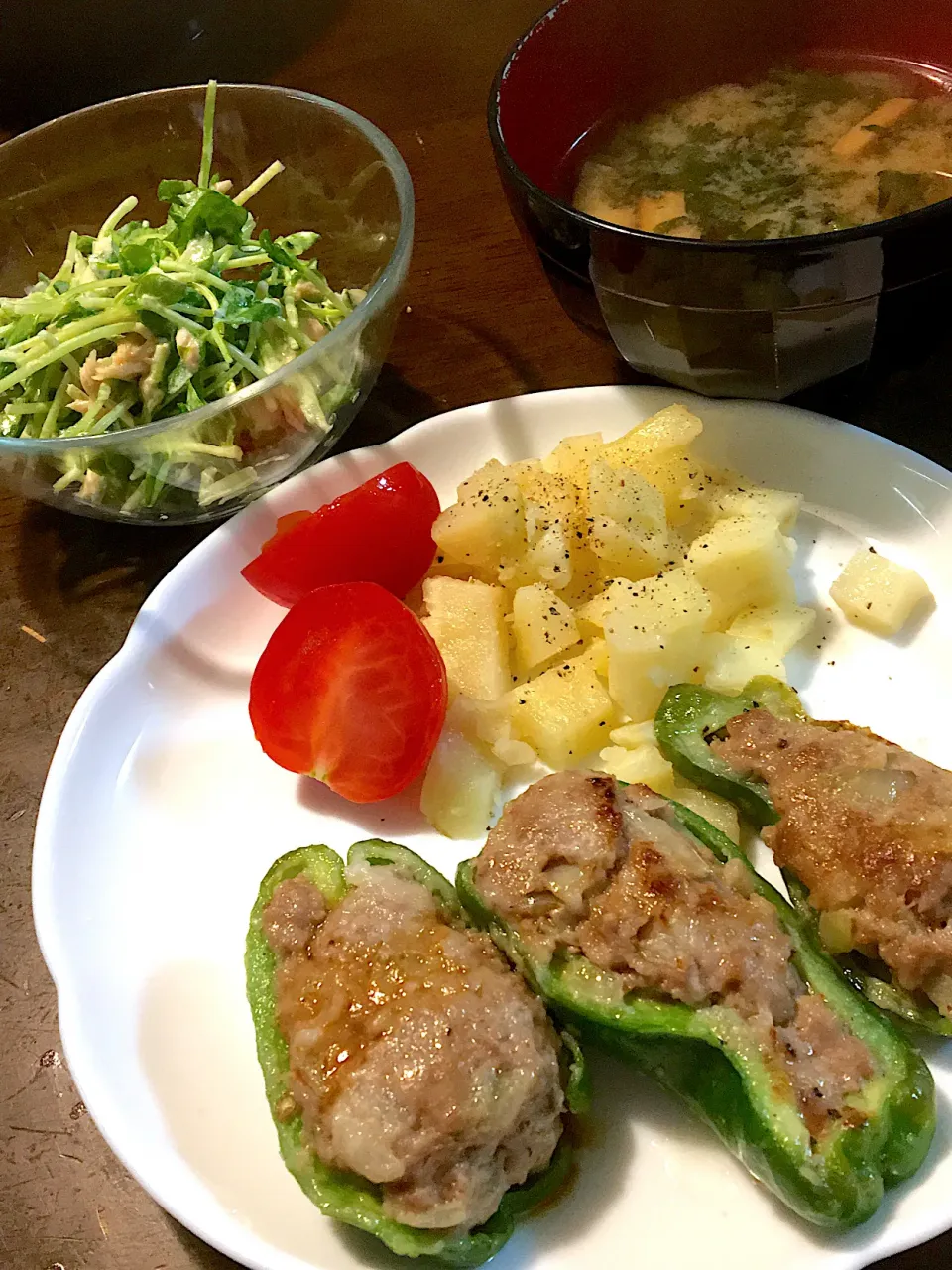 ピーマンの肉詰め、豆苗サラダ、春菊と揚げの味噌汁|ゆうこさん