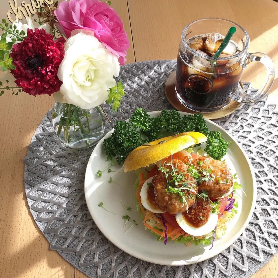 Snapdishの料理写真:12/16❤︎照り焼きチキン&半熟たまごパンプキンベーグルサンド🥯🌱|Makinsさん