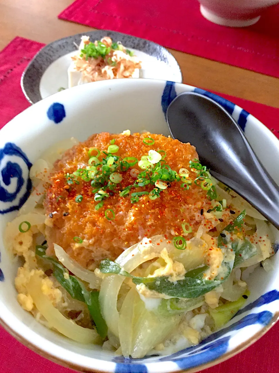 コロッケ卵とじ丼🍀|おかちさん