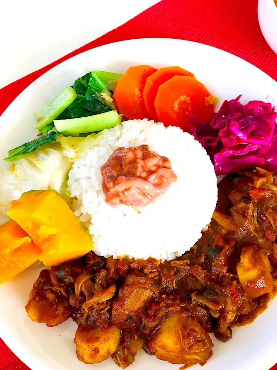 帆立としめじのスパイスカレー🍛トッピングは南瓜甘煮、野菜炒め、紫キャベツカンタン酢漬け、塩辛笑笑カレーと塩辛、以外に合いました👍😋❤️朝カレー生活136日目😋🙏|HAMI69さん