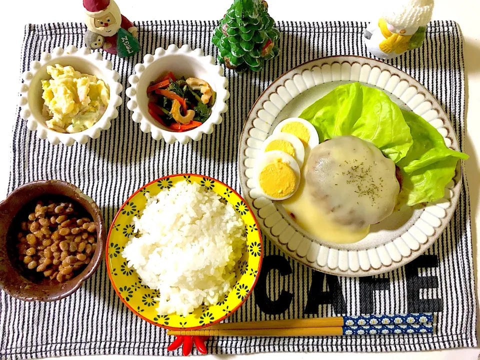 ✳︎チーズハンバーグ✳︎ポテトサラダ✳︎ほうれん草と竹輪の胡麻酢和え✳︎納豆|syamさん