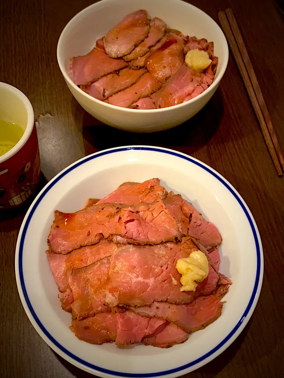 Snapdishの料理写真:ローストビーフ丼　十六穀米ごはん　玉ねぎスライス　ホースラディッシュ添え|ch＊K*∀o(^^*)♪さん